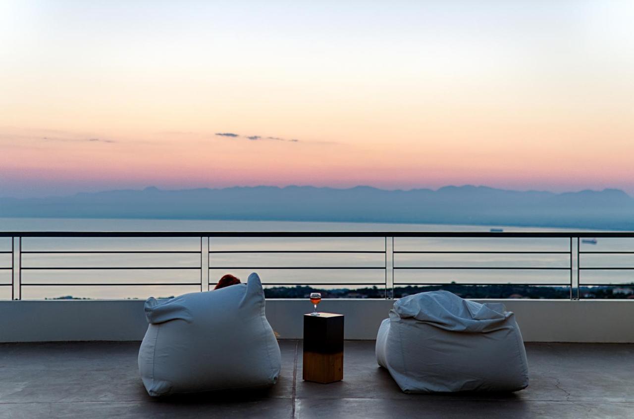 Euphoria Suites Avia Bagian luar foto